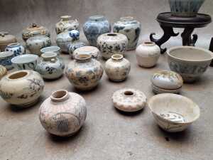 Collection of ceramic and pottery vessels, mostly Oriental - 3