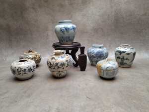Collection of ceramic and pottery vessels, mostly Oriental - 4