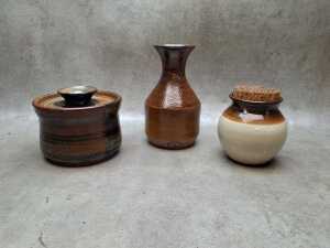 Stoneware storage jars, lidded casserole dish and servingware, some Bendigo Pottery - 3