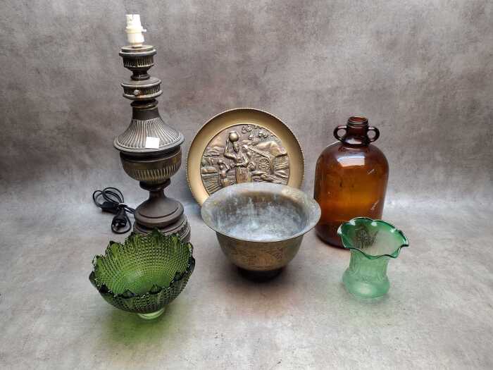 Brass wall plaque and bowl, metal Classical-style table lamp, glass lampshades, etc.