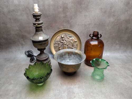 Brass wall plaque and bowl, metal Classical-style table lamp, glass lampshades, etc.