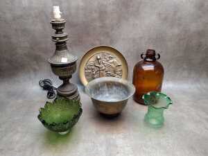 Brass wall plaque and bowl, metal Classical-style table lamp, glass lampshades, etc.