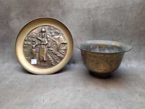 Brass wall plaque and bowl, metal Classical-style table lamp, glass lampshades, etc. - 2
