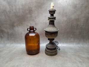 Brass wall plaque and bowl, metal Classical-style table lamp, glass lampshades, etc. - 3