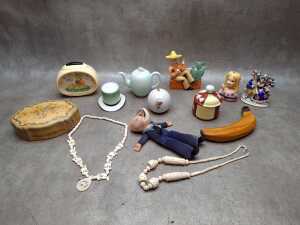 Assorted collectible items including a Sesame Street bedside clock - 2