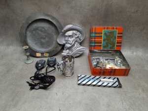 Assorted collectible items including a Sesame Street bedside clock - 3