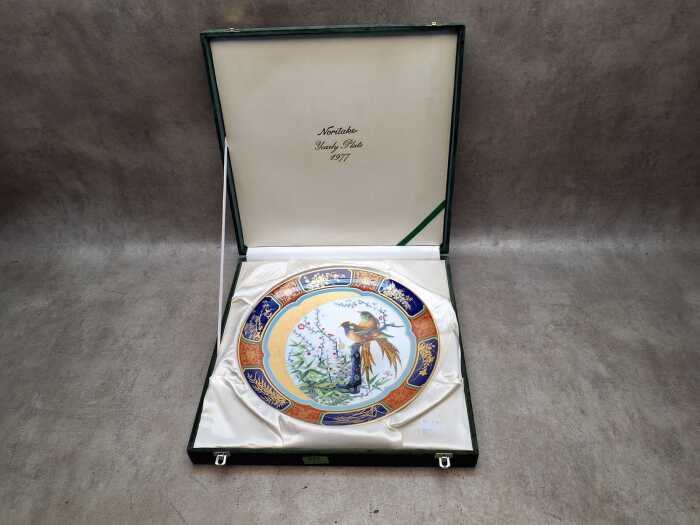1977 Noritake limited edition annual collectors porcelain wall plate in protective case