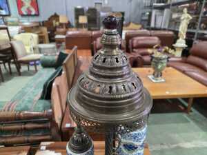 Moroccan table lamp, featuring three hanging pendants with white and blue inserts - 3