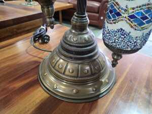 Moroccan table lamp, featuring three hanging pendants with white and blue inserts - 4