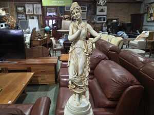 Classical figurative sculpture on pedestal - 2