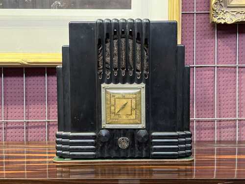 AWA The Fisk Radiolette 'Empire State' bakelite mantel radio