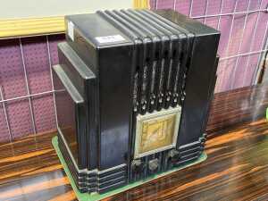 AWA The Fisk Radiolette 'Empire State' bakelite mantel radio - 2