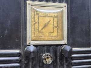 AWA The Fisk Radiolette 'Empire State' bakelite mantel radio - 3