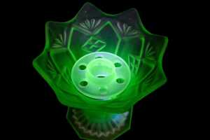 Art Deco uranium pressed glass vase - 2