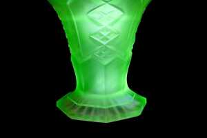 Art Deco uranium pressed glass vase - 3