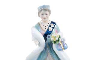 Royal Doulton 'Her Majesty Queen Elizabeth, The Queen's Mother porcelain figure - 2