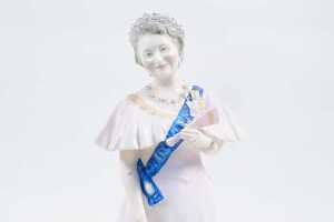 Royal Worcester trial piece 'Her Majesty Queen Elizabeth The Queen Mother' porcelain figure - 2