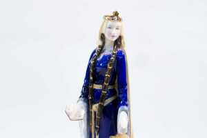 Royal Doulton 'Eleanor of Aquitaine' porcelain figure - 2