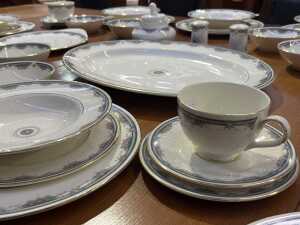 Royal Doulton 'Albany' porcelain dinner setting for eight - 2