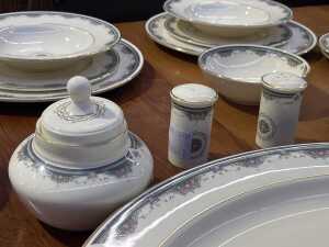 Royal Doulton 'Albany' porcelain dinner setting for eight - 3