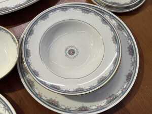 Royal Doulton 'Albany' porcelain dinner setting for eight - 4