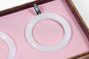 A pair of white jade bangles - 4