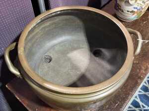 Large brass Chinese planter on timber base with etched sailing ship design - 3