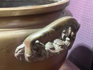 Large brass Chinese planter on timber base with etched sailing ship design - 5