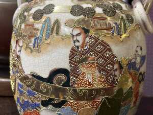 Pair of Japanese Satsuma ceramic vases - 2
