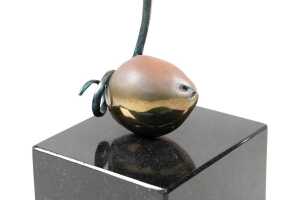 Zoe Ellenberg, Avocado Young. Stainless steel and patinated bronze sculpture on marble plinth - 3