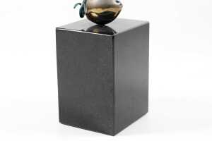 Zoe Ellenberg, Avocado Young. Stainless steel and patinated bronze sculpture on marble plinth - 5