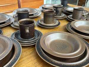 Mid-century Arabia Finland 'Ruska' stoneware dinner setting for eight - 2