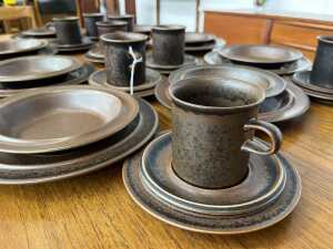 Mid-century Arabia Finland 'Ruska' stoneware dinner setting for eight - 3