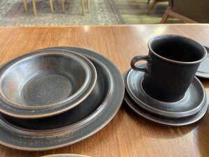 Mid-century Arabia Finland 'Ruska' stoneware dinner setting for four - 3