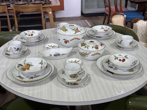 Royal Worcester 'Evesham' porcelain dinner setting for four