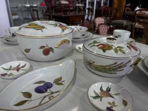 Royal Worcester 'Evesham' porcelain dinner setting for four - 2