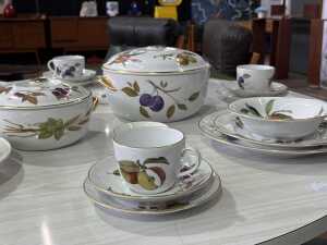 Royal Worcester 'Evesham' porcelain dinner setting for four - 3