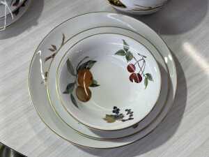 Royal Worcester 'Evesham' porcelain dinner setting for four - 4