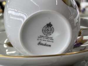 Royal Worcester 'Evesham' porcelain dinner setting for four - 5