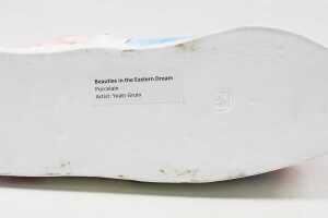 Contemporary 'Beauties in the Eastern Dream' porcelain sculpture by Yeats Gruin - 3