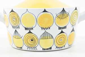R&ouml;rstrand 'Picknick' mid-century porcelain lidded casserole dish - 2