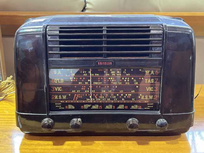 Mid-century Kriesler model 11-28 valve radio in dark brown bakelite case