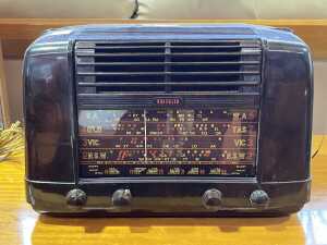 Mid-century Kriesler model 11-28 valve radio in dark brown bakelite case