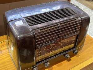 Mid-century Kriesler model 11-28 valve radio in dark brown bakelite case - 2
