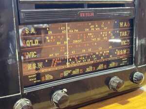 Mid-century Kriesler model 11-28 valve radio in dark brown bakelite case - 3