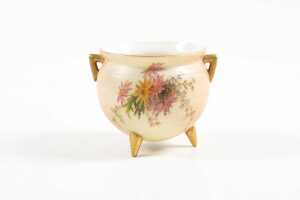 Three Edwardian Royal Worcester blushware porcelain pieces - 4