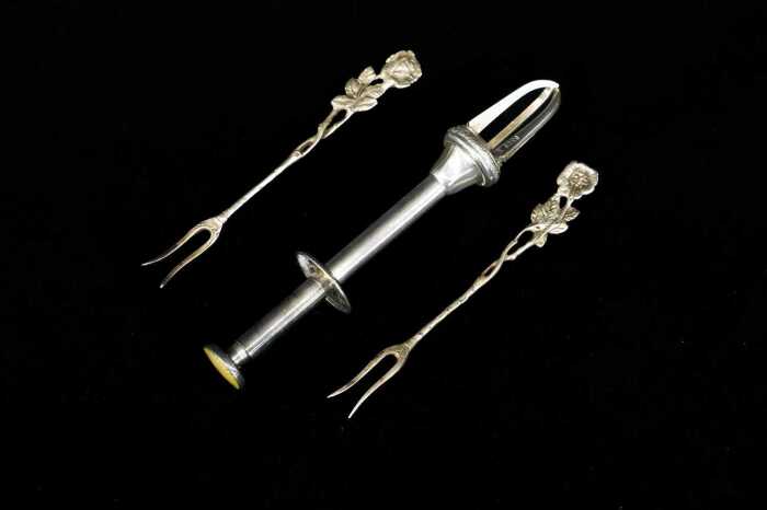 Three silver pieces including 830 and 835 silver, weight 39g