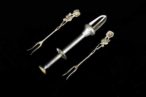 Three silver pieces including 830 and 835 silver, weight 39g