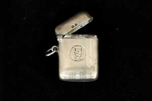 Four sterling silver pieces including vesta case, weight 58g - 3