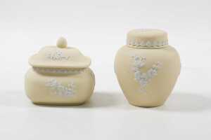 Three Wedgewood 'Prunis Bolossom' yellow Jasperware - 3